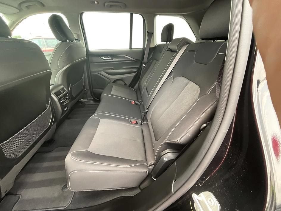 2023 Jeep Grand Cherokee Laredo 4x4