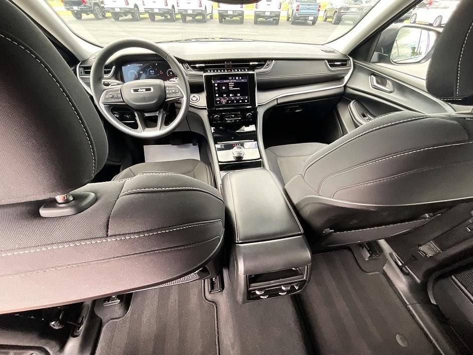2023 Jeep Grand Cherokee Laredo 4x4