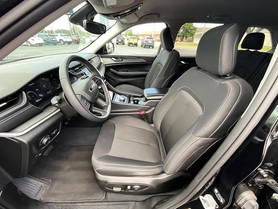 2023 Jeep Grand Cherokee Laredo 4x4