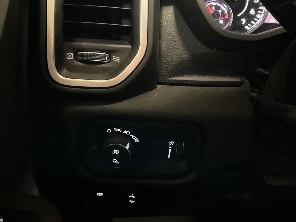 2022 RAM 1500 Big Horn Crew Cab 4x4 5'7" Box