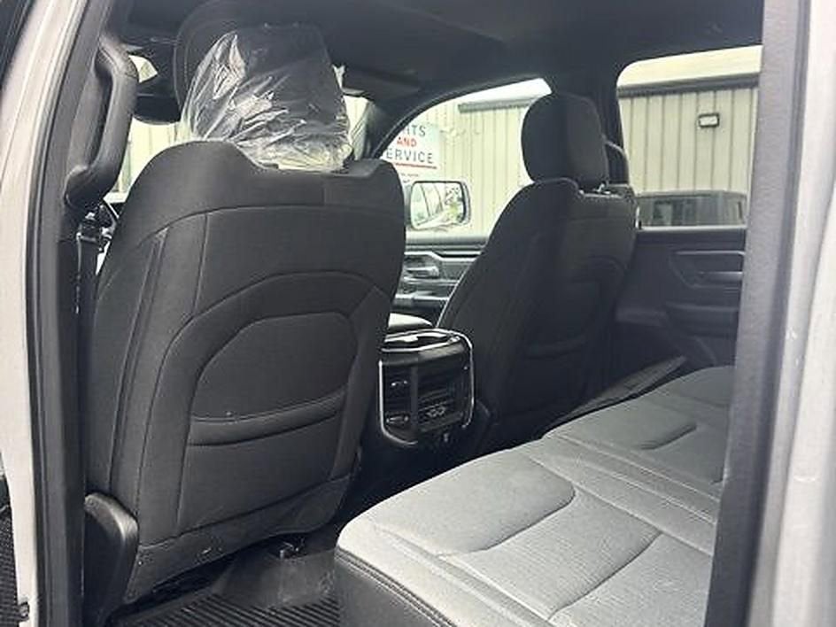 2022 RAM 1500 Big Horn Crew Cab 4x4 5'7" Box
