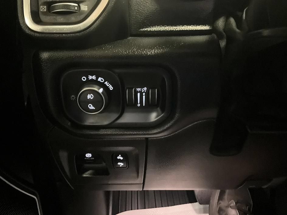 2019 RAM 1500 Laramie Crew Cab 4x4 5'7" Box