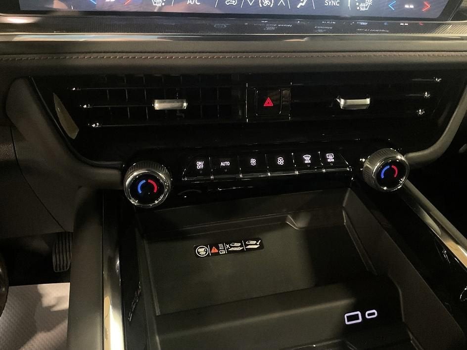 2026 Chevrolet Suburban RST - Photo 21