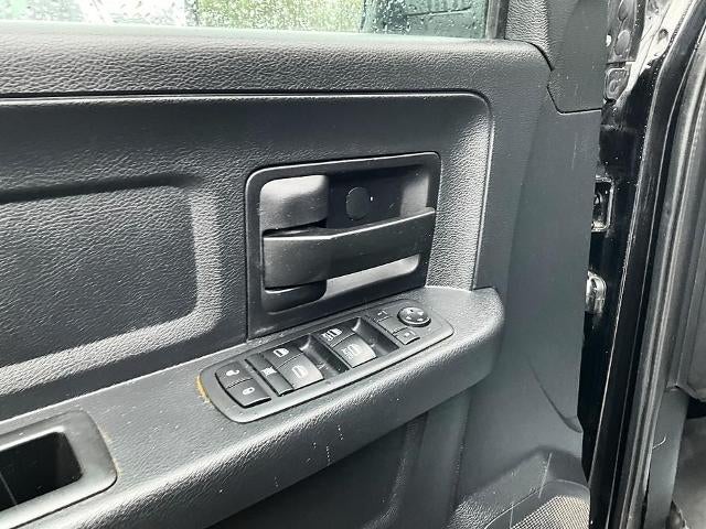 2017 RAM 1500 Express 4x4 Crew Cab 5'7" Box