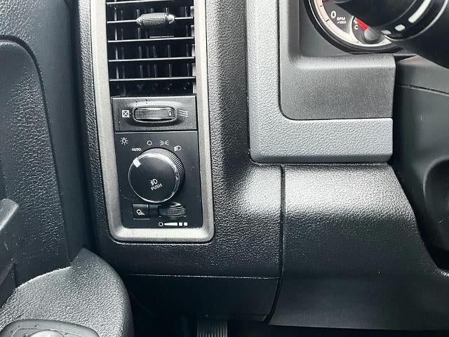 2017 RAM 1500 Express 4x4 Crew Cab 5'7" Box