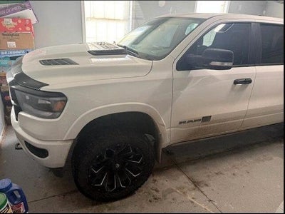 2020 RAM 1500 Laramie 4x4 Crew Cab 5'7" Box