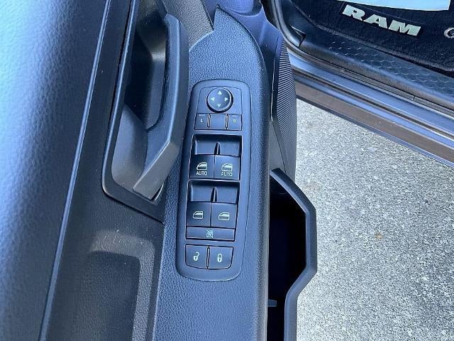 2014 RAM 1500 4WD Crew Cab 5.7 Ft Box Express