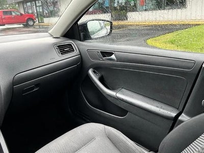 2013 Volkswagen Jetta 4dr Auto Base Sedan