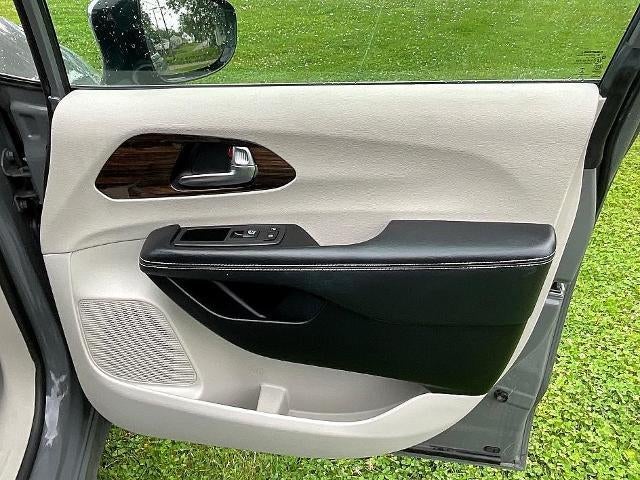 2023 Chrysler Pacifica Limited FWD