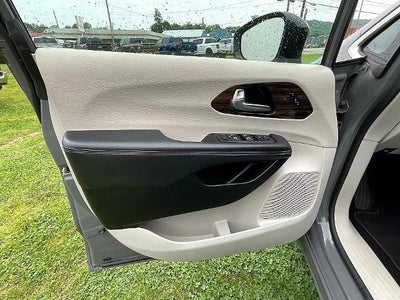 2023 Chrysler Pacifica Limited FWD