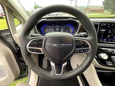 2023 Chrysler Pacifica Limited FWD